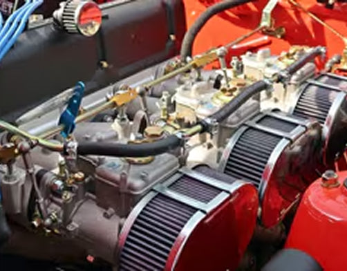 複数のキャブレターとエアクリーナーを備えた旧車のエンジン